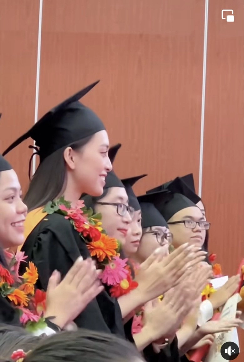 Tiểu vy ngày tốt nghiệp đại học bùng nổ nhan sắc chấp ảnh chụp lén đi giày bệt vẫn cao nhất lớp - 2