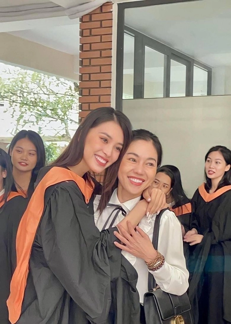 Tiểu vy ngày tốt nghiệp đại học bùng nổ nhan sắc chấp ảnh chụp lén đi giày bệt vẫn cao nhất lớp - 3