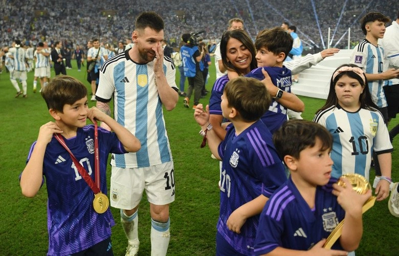 Tờ giấy con trai đút vào tay messi trong trận chung kết world cup 2022 giúp ông bố ghi liền 3 bàn - 3