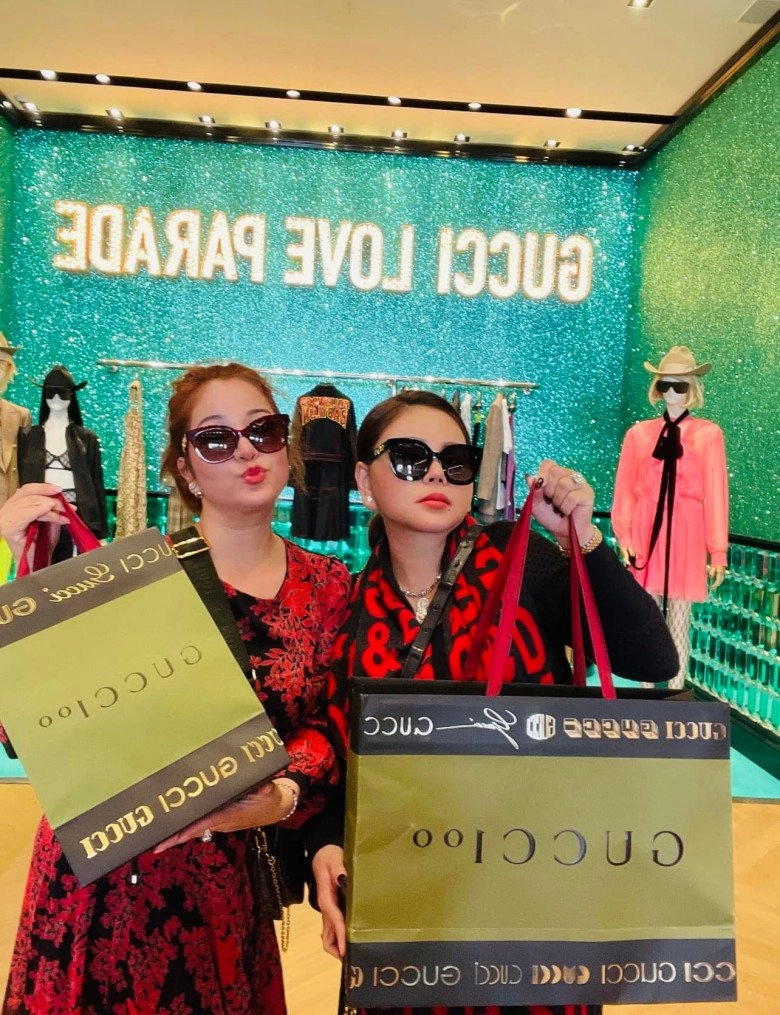 Tổng kết đường đua hàng hiệu vbiz năm 2022 đoàn di băng tậu núi đồ đàm thu trang shopping không kém - 21