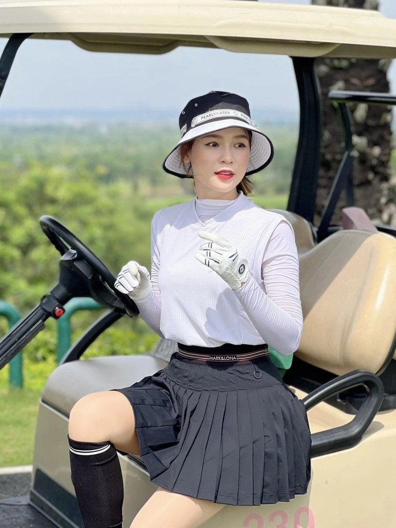 Từng bị hoa hậu tung ảnh dìm hotgirl tài sản 50 tỷ giờ đi golf khư khư miếng dán trên mặt - 3