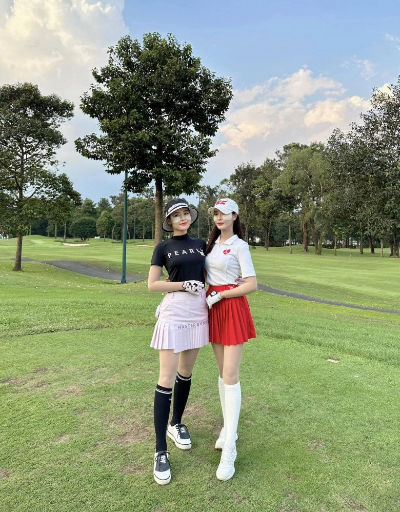 Từng bị hoa hậu tung ảnh dìm hotgirl tài sản 50 tỷ giờ đi golf khư khư miếng dán trên mặt - 4