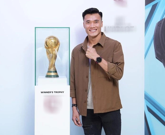 Xa vợ con đi xem world cup bùi tiến dũng ăn diện soái ca cỡ này bảo sao vợ tây luôn có động thái - 4