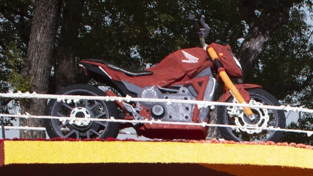 Chiếc mô tô điện đầu tiên của honda đã được tiết lộ tại cuộc diễu hành hoa hồng - 1