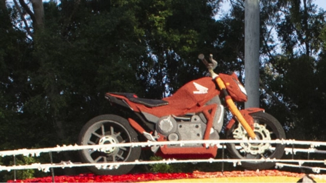 Chiếc mô tô điện đầu tiên của honda đã được tiết lộ tại cuộc diễu hành hoa hồng - 2