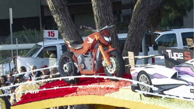 Chiếc mô tô điện đầu tiên của honda đã được tiết lộ tại cuộc diễu hành hoa hồng - 3