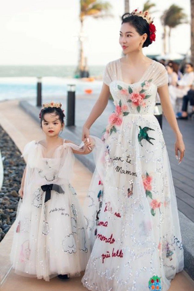 Con gái nuôi hh đỗ mỹ linh 19 tháng đã phải nhặt rau quét nhà hơn 3 tuổi tự tin catwalk cùng mẹ - 11