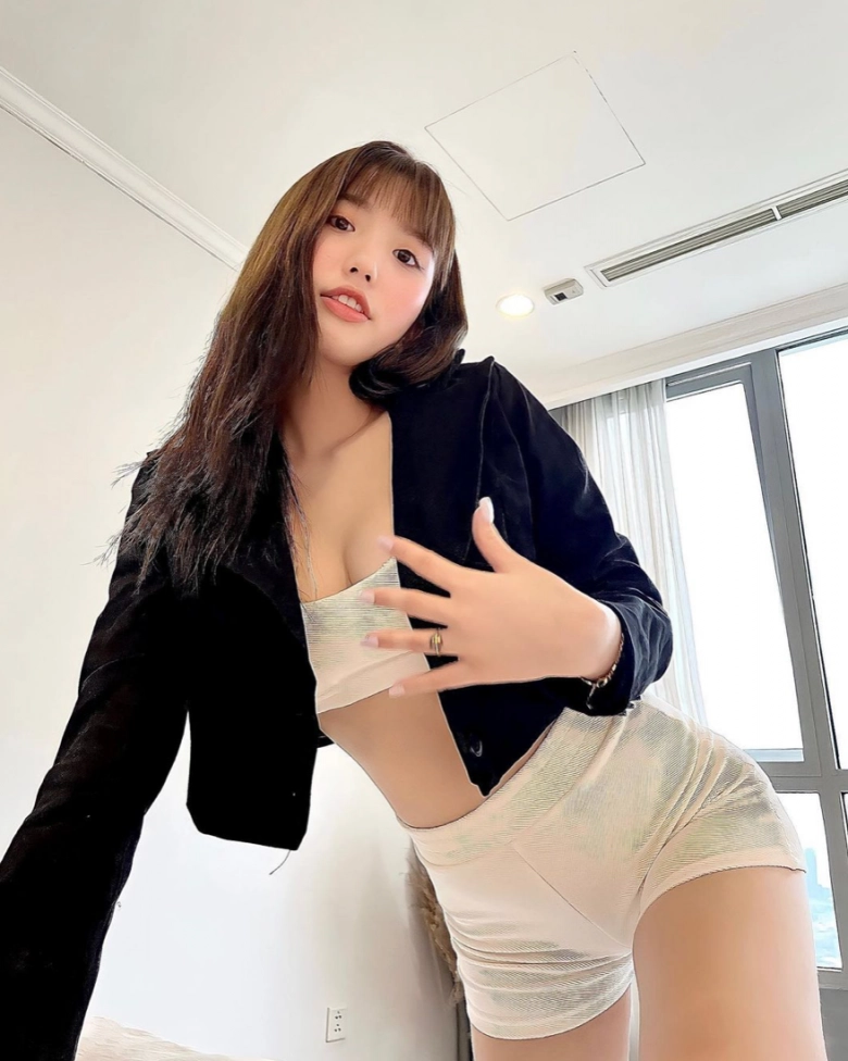 Hot girl 18 tuổi lấy chồng thiếu gia cao lãnh quá khứ ăn mặc bốc lửa ngắm ảnh hiện tại mới bất ngờ - 2