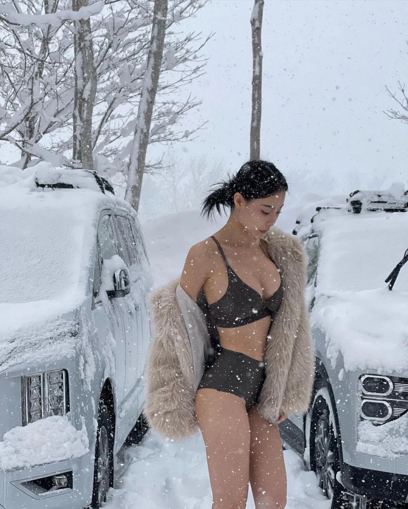 Hot girl thế giới đua nhau chơi trội gây sốc khi mặc bikini ngoài trời tuyết - 1