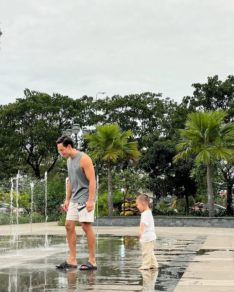 Kim lý chiều chuộng con ngồi ăn chung với lisa leon khiến hồ ngọc hà tưởng nhà có 3 em bé - 4