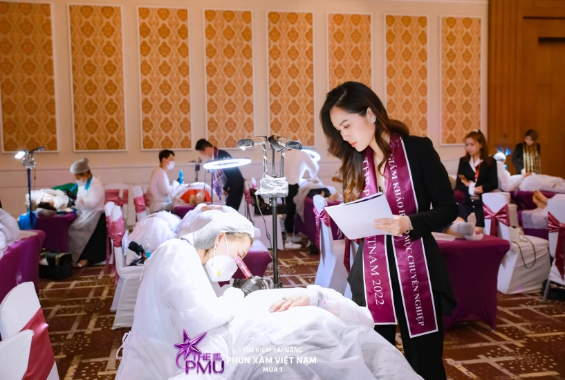 Master quỳnh thương nguyễn đã hoàn thành xuất sắc nhiệm vụ làm giám khảo chương trình tìm kiếm tài năng phun xăm thẩm mỹ - 2