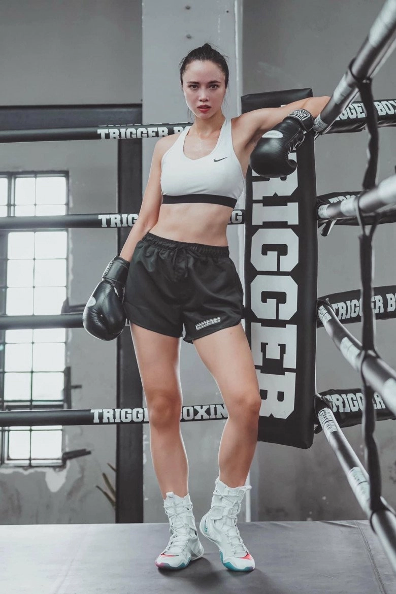 Mỹ nữ boxing kẹp cổ nam nhân có cơ bụng săn chắc nhìn thôi đã thấy dáng đỉnh cao - 4