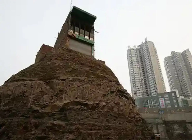 Ngôi nhà nằm lọt giữa hố sâu 17m trong thành phố gia chủ quyết không dời đi - 9