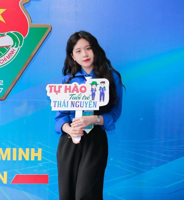 Nữ kiện tướng cờ vua 17 tuổi nổi như cồn vì giỏi và xinh soi lại ảnh cũ mới thấy dậy thì thành công - 10