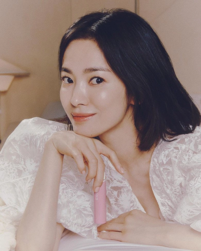 Song hye kyo 41 tuổi cân đẹp vai gái đôi mươi chơi trội khi khoe da trắng dáng gầy trước mặt trai trẻ - 11