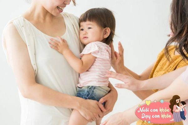 Về quê ăn tết em bé bỗng nhiên khóc lớn khi nhìn thấy bà ngoại lý do đằng sau khiến bố mẹ phải xấu hổ - 4