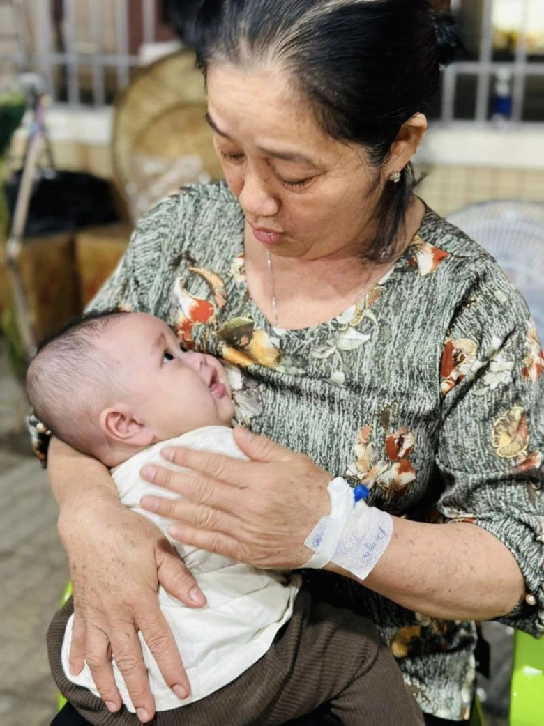 Vợ chồng lê dương bảo lâm bận rộn công việc được bà ngoại trông con giúp ngày vào viện bà vẫn trốn về thăm cháu - 2