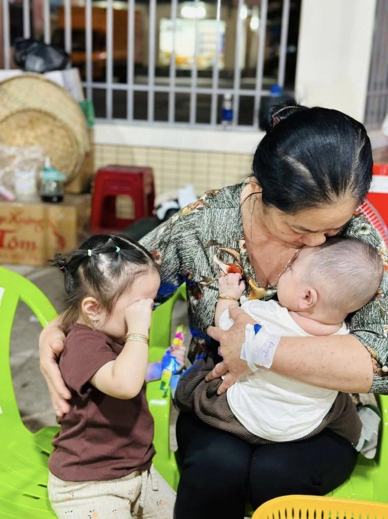 Vợ chồng lê dương bảo lâm bận rộn công việc được bà ngoại trông con giúp ngày vào viện bà vẫn trốn về thăm cháu - 4