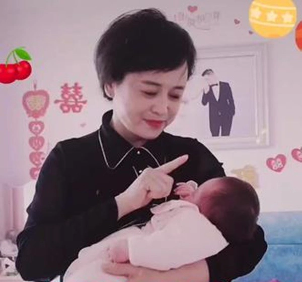 Con sơ sinh thường xuyên gãi đầu nghe mẹ chồng nói 1 câu tôi liền giằng lấy đứa trẻ không cho bà bế nữa - 1