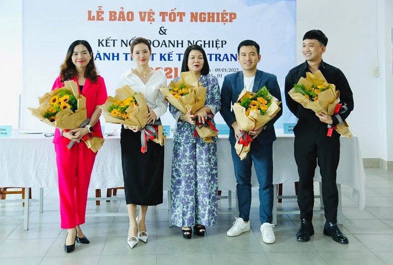 Giảng viên đại học nổi nhất vbiz đi dạy thanh lịch xuống phố ăn mặc như người phản diện - 10