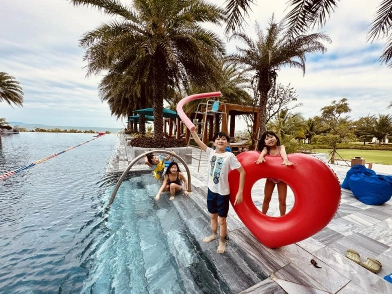 Không còn lội suối cuốc đất 4 con lý hải - minh hà có chuyến du lịch trong mơ tại resort sang trọng - 2