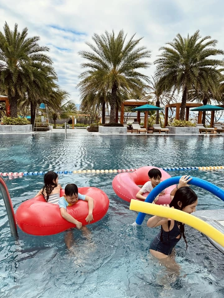 Không còn lội suối cuốc đất 4 con lý hải - minh hà có chuyến du lịch trong mơ tại resort sang trọng - 3