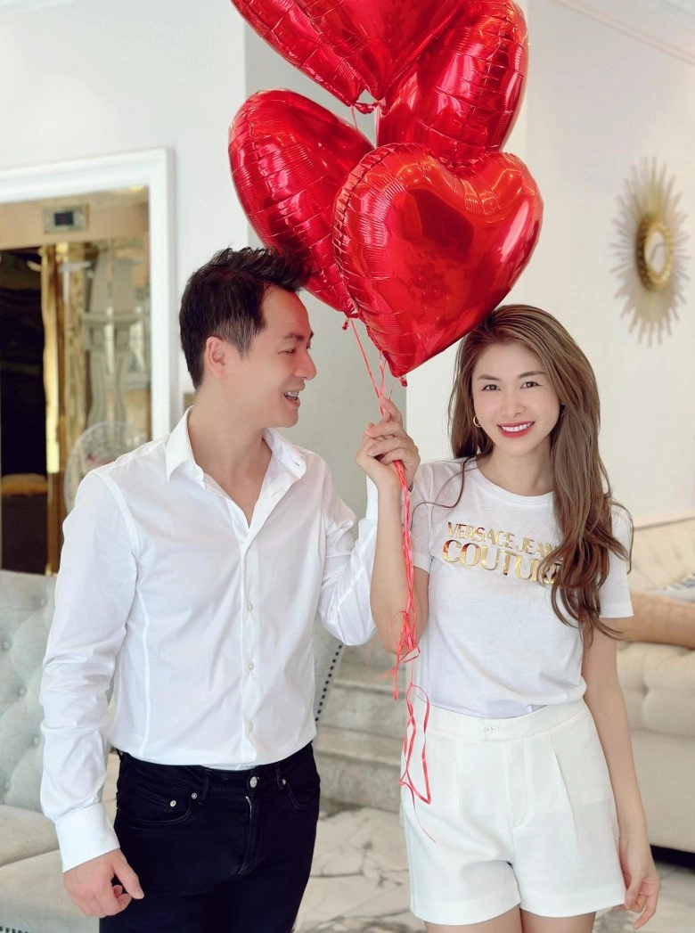 Màn khoe tình yêu nặng mùi tiền nhất valentine đăng khôi chi 130 củ khoai mua dép tặng vợ - 3