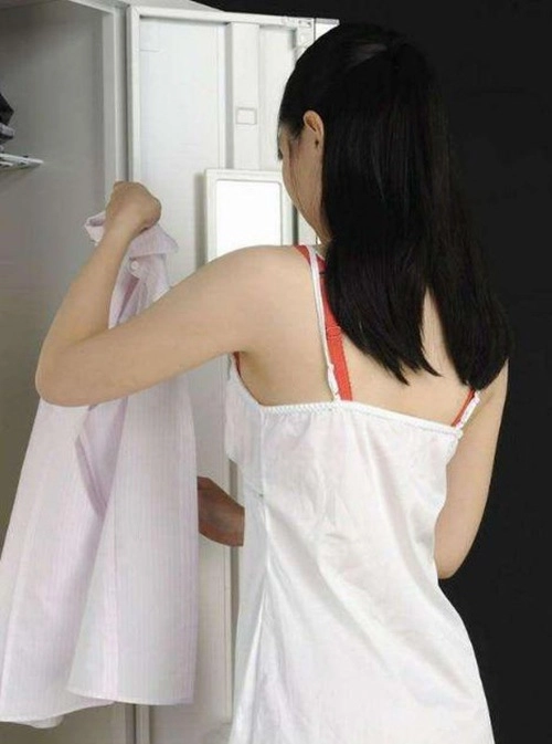 Mẹ trẻ thay quần áo trước mặt con trai con liền làm một hành động khiến mẹ giật mình - 1