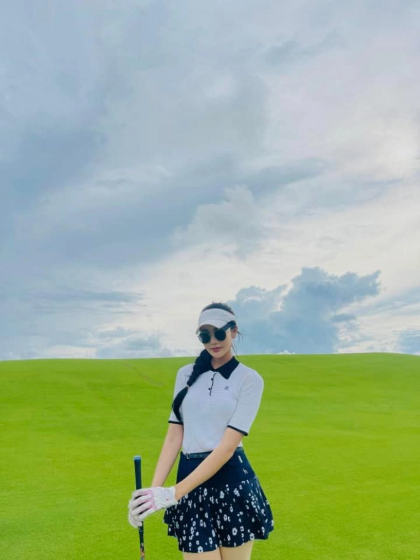 Người đẹp buôn ma thuột mặc áo tắm chơi golf mặt xinh dáng chuẩn như búp bê - 2