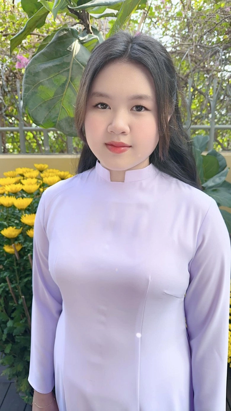 13 tuổi có nhà 200 tỷ con gái hoa hậu phương lê chỉ diện áo dài trắng giản dị du xuân - 7