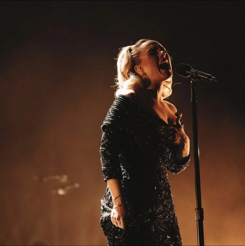Adele rực rỡ như pháo hoa khi diện đầm độc bản của ntk công trí - 1