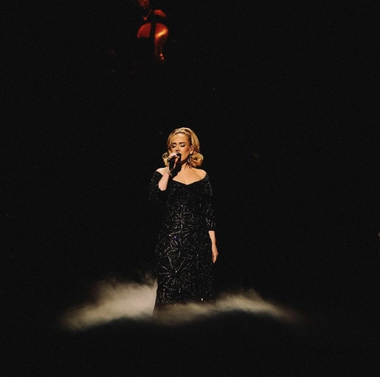 Adele rực rỡ như pháo hoa khi diện đầm độc bản của ntk công trí - 2