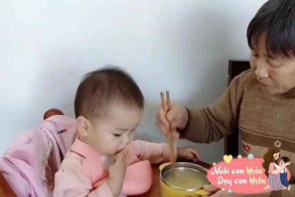 Bé trai 2 tuổi mũm mĩm nhưng bác sĩ bảo suy dinh dưỡng trầm trọng biết được nguyên nhân bà nội hối hận - 4