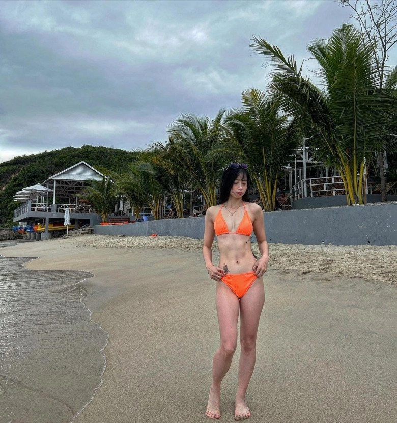 Bức ảnh cô gái khoe bụng 6 múi với đồ tắm hai mảnh bên bờ biển gây sốt mạng xã hội - 3