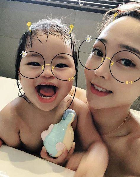 Con hỏi sao bên dưới mẹ màu đen còn con thì không người mẹ đáp chuẩn như chuyên gia khuyên - 2