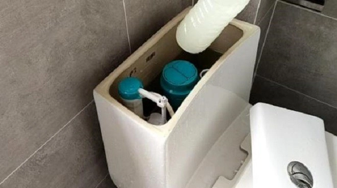 Đặt một chai nhựa vào bể nước nhà vệ sinh và bồn cầu sẽ thơm tức khắc - 2