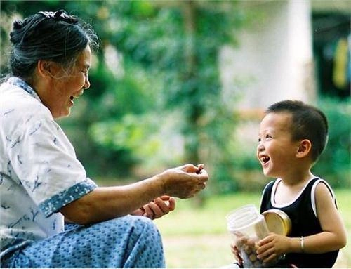 Đi làm về thấy mẹ chồng vừa cho cháu ăn vừa đi rong tôi bế con thẳng về nhà - 1