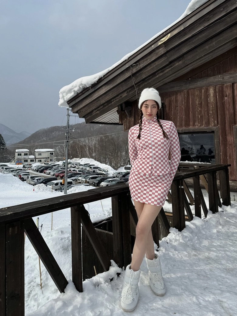 Hoa hậu đẹp nhất cao bằng diện váy siêu ngắn khoe chân dài 1m22 giữa trời tuyết trắng xóa - 3