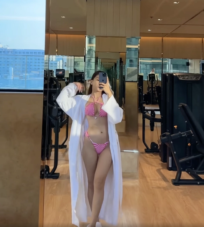 khó cảm trào lưu mặc bikini đi tập gym của giới hotgirl có thân hình đẫy đà - 1