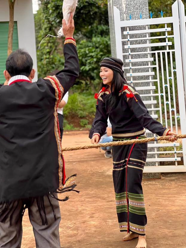 Không còn mộc mạc lọ lem châu á hhen niê diện váy cắt tứ tung được khuyên thi tuyển show diễn nội y - 16