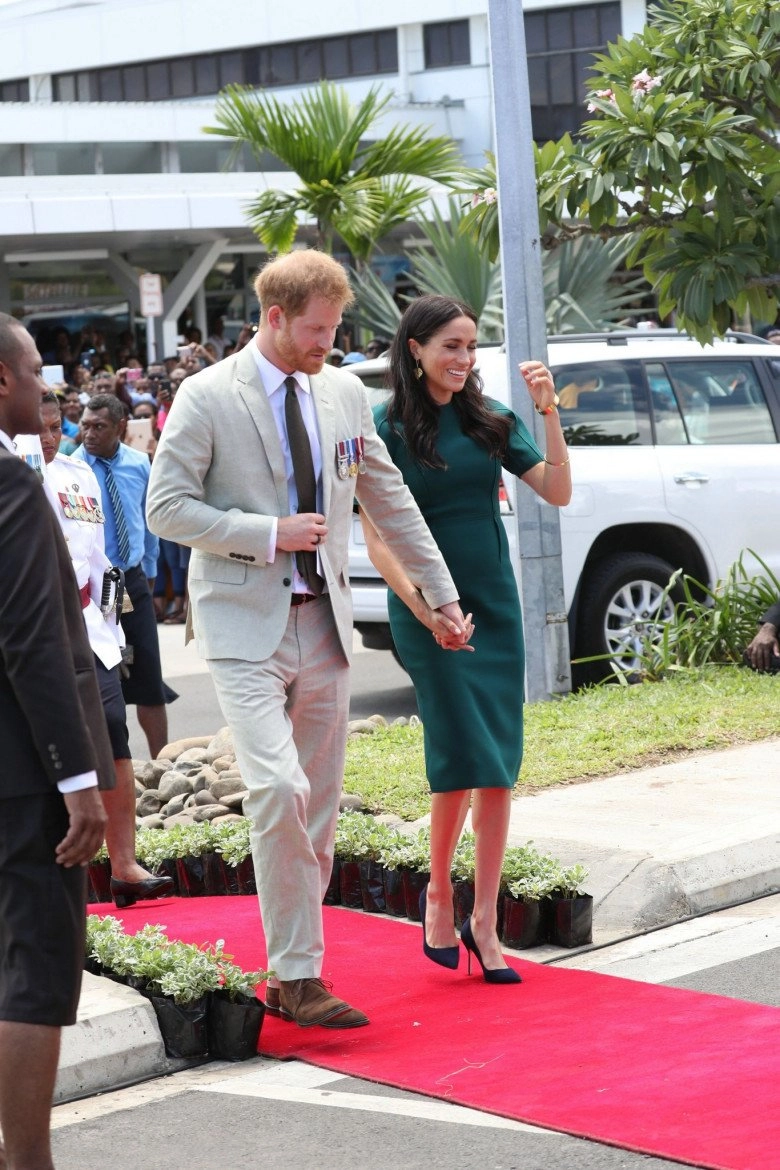 Meghan markle rời hoàng gia được tung hô icon phong cách nhưng khoản giày dép cần học kate middleton - 1