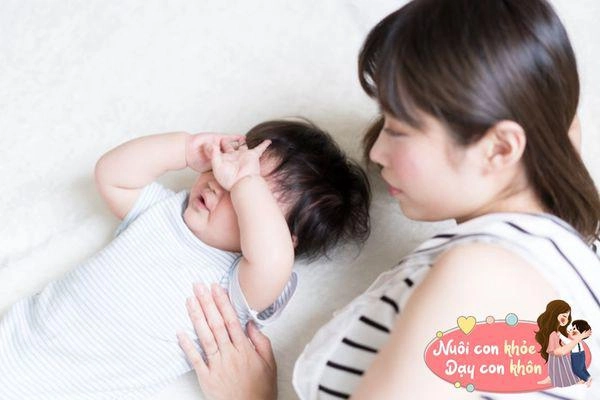 Nhìn vào biểu hiện này khi ngủ biết ngay trẻ sơ sinh đang mệt hay khỏe - 5