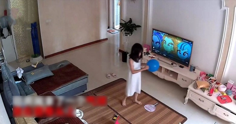 Phát hiện con gái ở nhà làm việc cấm tôi nói qua camera mẹ đang xem hành động của đứa trẻ khiến tôi lo sợ - 2