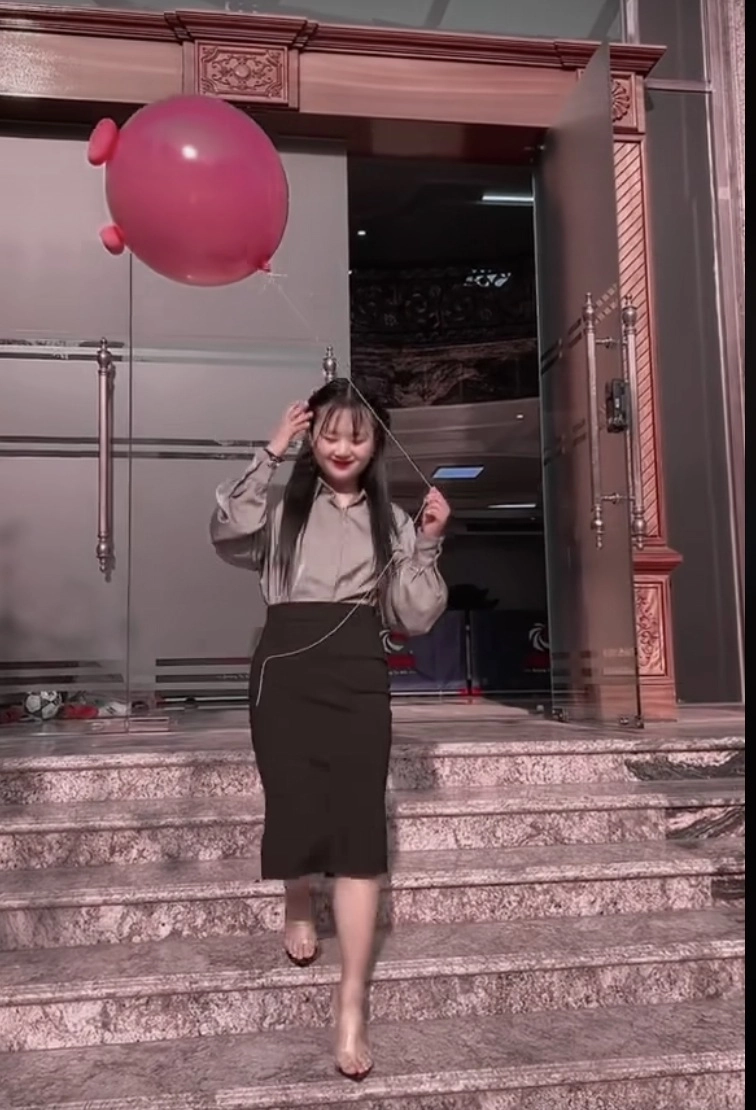 Phúng phính quay lại thành phố hóa rick-kid hết diện đầm công chúa đến váy công sở giày cao bị nói như cô u50 - 9