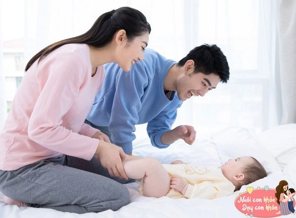 Trò chơi vận động cho trẻ sơ sinh 8 tháng tuổi con phát triển thể chất lẫn trí tuệ - 7