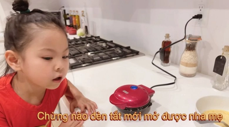 Con gái đáng yêu của búp bê thanh thảo làm bánh cho mẹ bố gốc hoa ân cần phía sau - 6