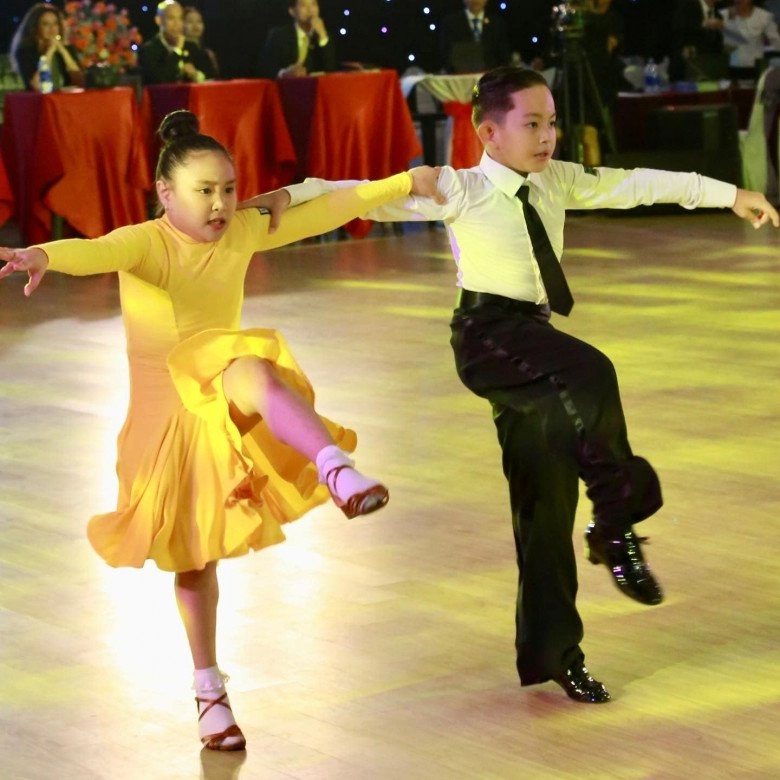 Con trai khánh thi - phan hiển làm nên lịch sử dancesport mang quốc ca phát vang trên đấu trường quốc tế - 9