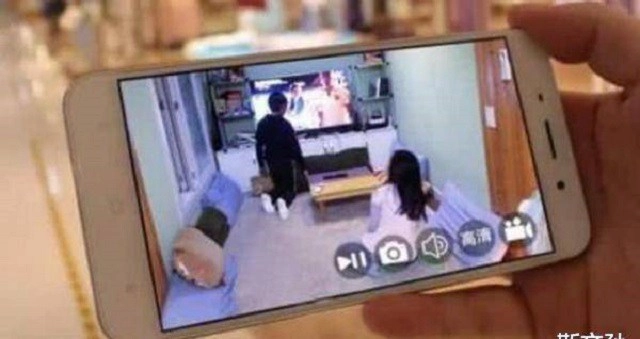 Con trai tối nào cũng đi ngủ sớm mẹ lén đặt camera giám sát chân dung cô giúp việc hiện rõ - 2