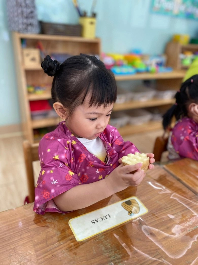 Đàm thu trang bầu vượt mặt vẫn chăm làm tóc cho con gái mỗi ngày 1 kiểu lisa giữ kiểu tóc na tra quanh năm - 3