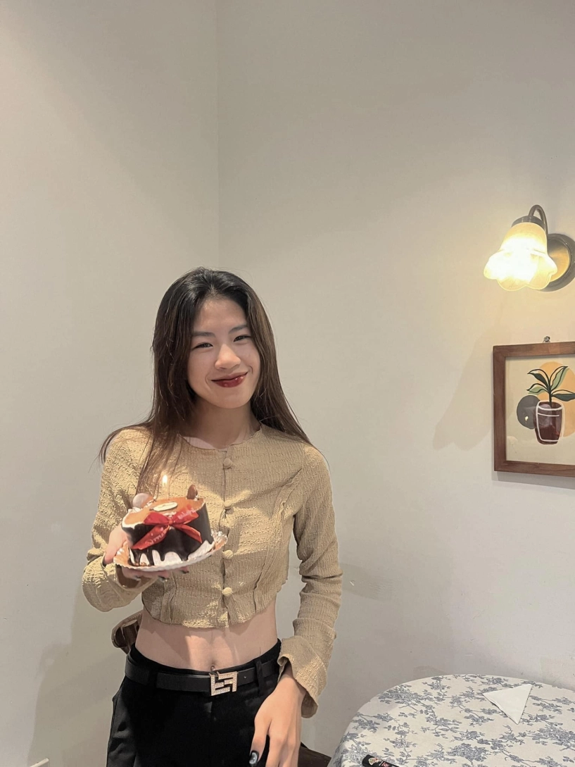 Dàn cầu thủ nữ việt nam trên sân quần đùi áo số như tomboy ngoài đời nữ tính ngắm là yêu - 6